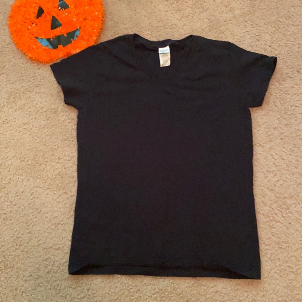 Woman’s Guildan v neck tee new size M
